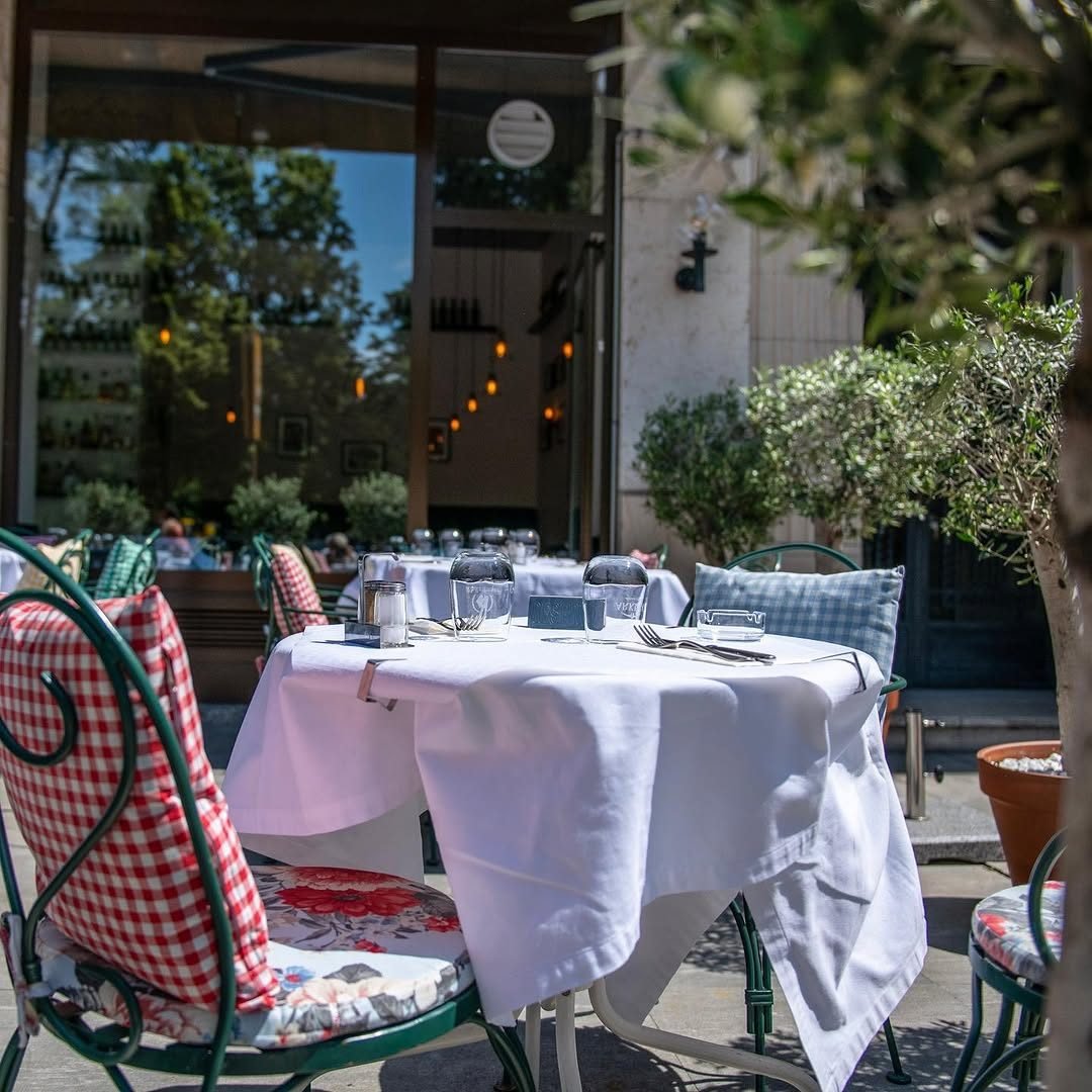 Table dressée en terrasse